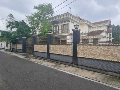 Rumah mewah 2 lantai dengan parkir luas di nusukan banjarsari solo