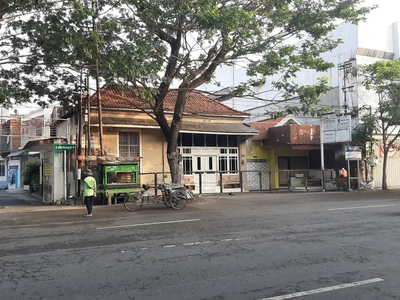 Rumah Usaha Nol Jalan Pusat Kota Area Komersial Ramai Undaan Kulon