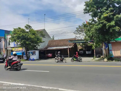 Tanah colomadu tepi jalan