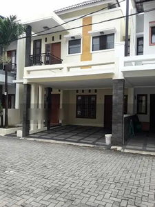 DiJual rumah 2 lantai siap huni .dalam cluster condet