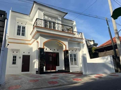 Rumah 2 Lantai Siap Huni Desain Klasik Di Banguntapan Bantul