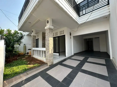 Rumah Besar di Taman Gigi Galaxy