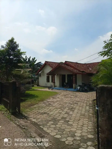 Rumah dijual Parkiran luas