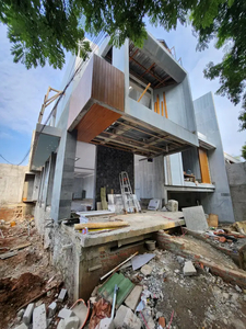 Rumah mewah 3 lantai dgn pool pribadi di Duren sawit Jakarta Timur