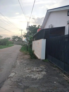 Rumah pinggir jalan tenang