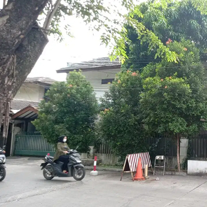Turun Harga Rumah siap humi pinggir Jalan Raya Manyar Bintaro sektor 1