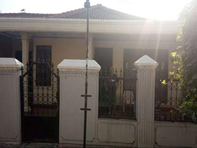 Dijual Rumah LT302 Halaman Luas Nyaman ada Garasi di Bekasi Timur