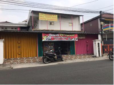 Kios pinggir jalan Srengseng Sawah Raya