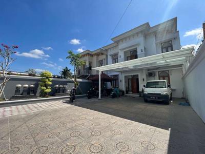 Rumah mewah carport 8 mobil bugisan dekat Malioboro