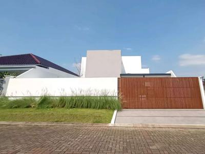 5 kamar tidur. Luas Tanah 450 m². di Puri Arga Golf BSB.City Semarang