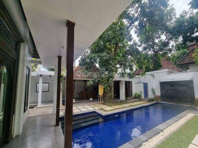 For Rent Villa with Big Garden In Sidakarya near sanur