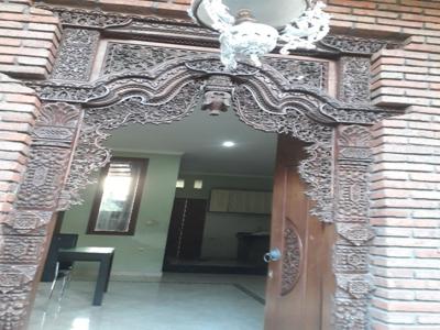 Rumah mewah stil villa lingkungan nyaman