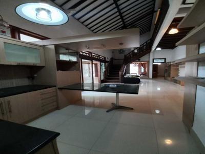 RUMAH SEMI FURNISHED JL GATOT SUBROTO DENPASAR GARASI 3 MOBIL