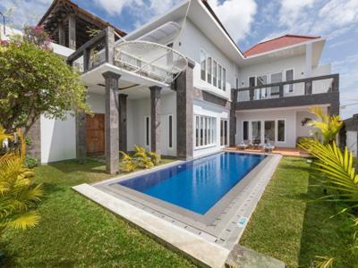 Sewa Villa Harian Modern 5 Kamar Tidur di Jimbaran Bali - BVI39553