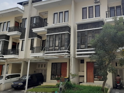 Dijual Rumah Minimalis Furnished di Komplek Setraduta Bandung