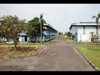 Pabrik di Balaraja, di jalan raya Serang - Tangerang