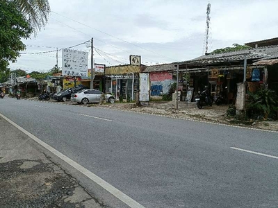 tanah pinggir jalan raya