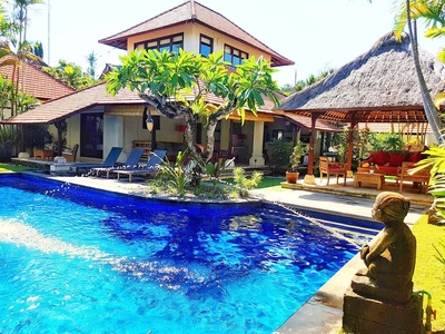 TROPICAL 3 BEDROOM VILLA + LARGE POOL FOR RENT (BEACHSIDE SANUR)