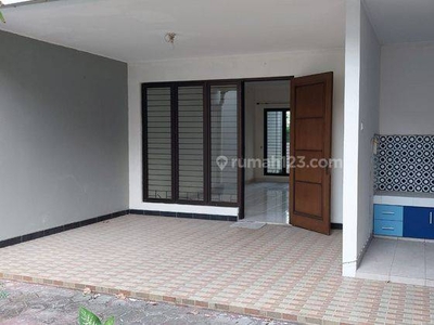 Di Sewakan Rumah di Cluster Aralia 2 Lantai Lebar 8x20 Depan Taman Hadap Selatan di Harapan Indah Bekasi Barat