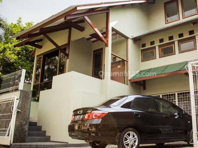 Disewakan Rumah Luas Dan Nyaman 3 Lantai Bagus di Cigadung Dago Bandung Kota