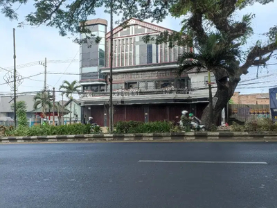 Gedung Luas dan strategis poros jalan di Singosari Malang