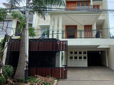 Rumah 3 Lantai Bagus Semi Furnished SHM di Pondok Indah, Jakarta Selatan