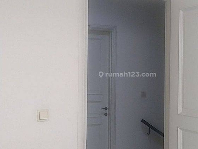 Sewa rumah semi furnish dengan fasilitas nyaman dan bagus