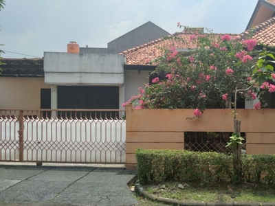 Dijual Rumah Hitung Tanah Posisi Hook di Bintaro Sektor 2
