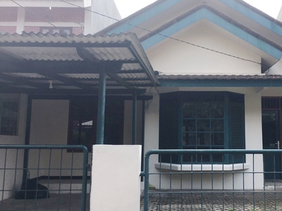 Dijual Rumah Lokasi Strategis dengan Bangunan Lama Kokoh @Bintaro