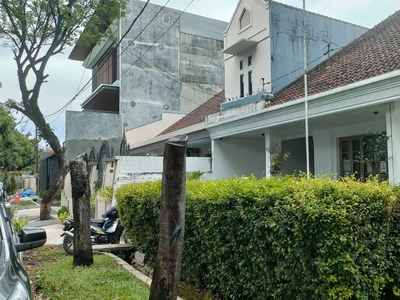 Rumah Tua Tengah Kota Sayap Riau, Bandung Kota