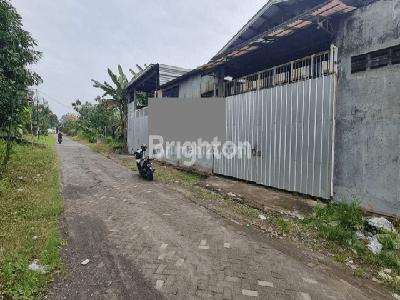 GUDANG JL MAKAM RAYA DUSUN MOJOKEPEK DRIYOREJO GRESIK