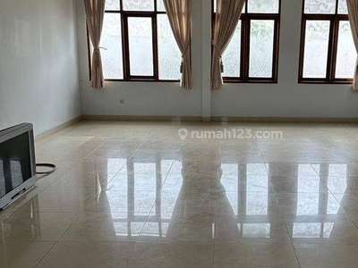 Jarang Ada Rumah Sewa 3 Lantai Semi Furnished Bagus SHM - Sertifikat Hak Milik