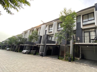 Dijual Dijual ! Rumah Baru Full Furnished Split Level 3 lantai di