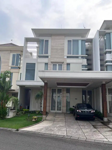 Dijual Rumah 3 lantai di Pakuwon Indah La Riz Golf Residence.