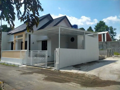 Rumah Baru Akses 2 Mobil Lancar Tepi Jalan Aspal di Sleman