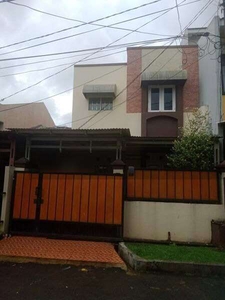 Dijual Rumah 2 lantai,siap huni, full renovasi, bagus dan rapih.