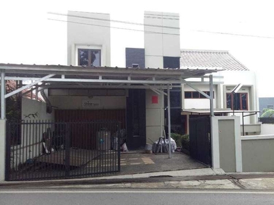 Dijual Rumah Nyaman 3 Lantai Daerah Kolonel Masturi Cimahi