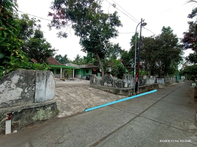 Tanah Dua Muka Dg Bangunan diNgemplak dkt RS Mitra Paramedika
