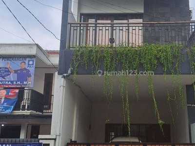 Disewakan Rumah Cantik 2 Lantai Semi Furnished di Jakarta Selatan