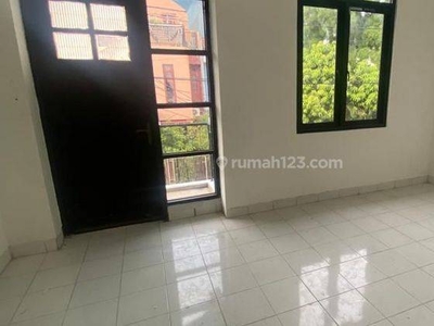 Di jual murah jarang ada rumah mutiara taman palem 6x15 sdh renovasi 1 lt rapih dan siap huni