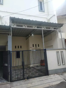 Di Kontrakkan rumah dua lantai di Jl Kramat Raya Sentiong
