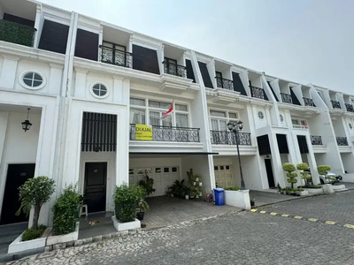 Dijual Rumah Mewah 3 Lantai dapat Lift di Jakarta Barat