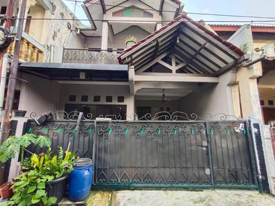 Rumah 2 Lantai Hadap Barat dgn 4 Kamar Tidur di Komplek Pondok Kelapa