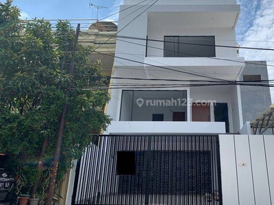 Rumah 3 Lantai Baru Semi Furnished SHM di Pluit, Jakarta Utara