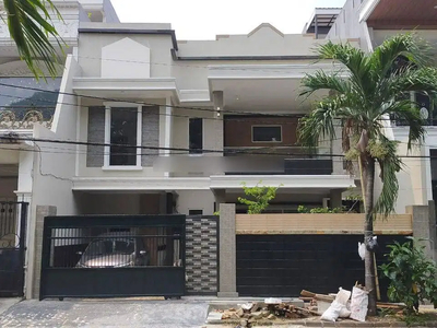 Rumah bagus, 10x21, hdp selatan di Taman semanan Indah