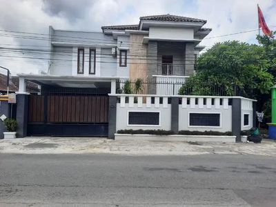 Rumah MEWAH 2 lantai dekat stadion Manahan di Klodran Colomadu