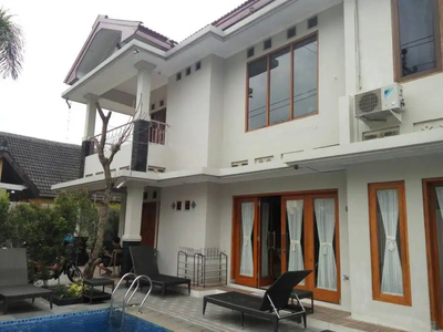 Rumah Mewah dengan Kolam Renang Jl Damai
