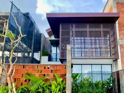 Villa Modern Tropical 2 Lantai Di Daerah Terkenal Canggu