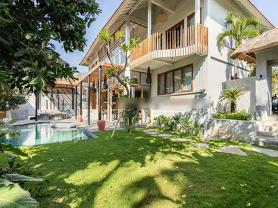 Inteoducing Stunning Modern Tropical Villa