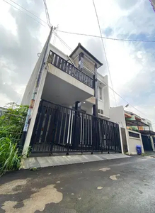 Jual cepat rumah Cantik di cluster Belleza bintaro tangerang selatanJu